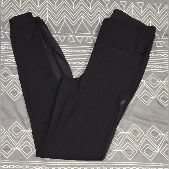 Lululemon High Waisted Leggings With Mesh Stripe Detail Down The Leg Size 6 - Picture 1 of 10